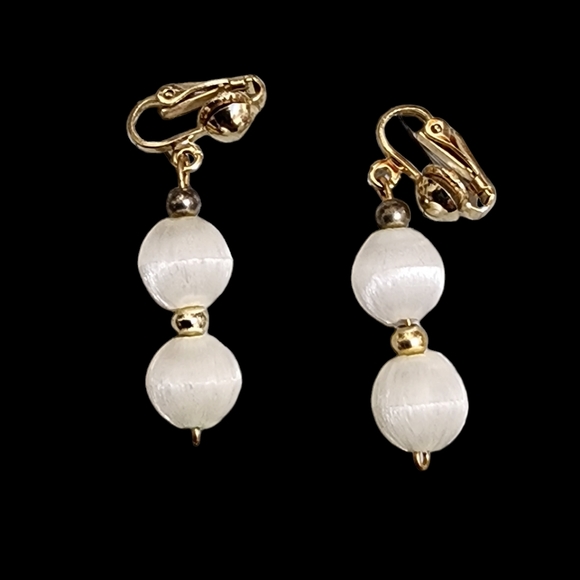 Set of four white vintage clip-on earrings - Picture 3 of 7